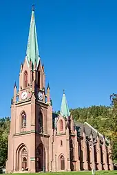 Foto einer Kirche, erbaut mit roten Ziegelsteinen