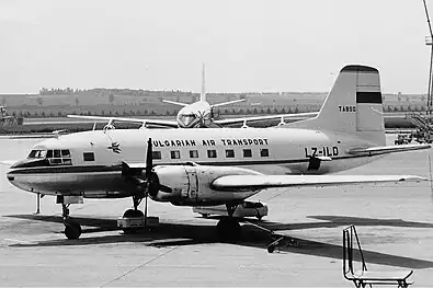 TABSO-Iljuschin Il-14 am Flughafen Wien-Schwechat, 1962 (Aufschrift Bulgarian Air Transport auf dem Rumpf, TABSO auf dem Seitenleitwerk)