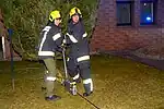 An einem Baumstamm verankerter Mehrzweckzug bei einer Feuerwehrübung