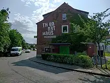 Das Foto zeigt das Gebäude des Theaterhaus Hildesheim mit seinem Vorplatz.