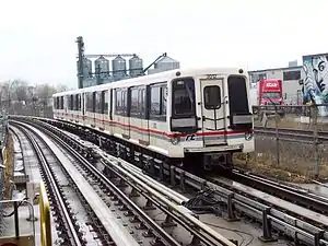 Fahrzeug des Typs ITCS Mark I auf der Scarborough Line der Toronto Subway mit Linearantrieb; zwischen den Führungsschienen gut zu erkennen der Stator, an dem sich der Zug entlangzieht