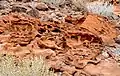 Tafoni in rotem „Karoo“-Sandstein (Permokarbon) bei Twyfelfontein in Namibia