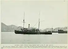 Die schwarz-weiß Fotografie zeigt das Schiff in einiger Entfernung im Wasser.