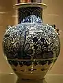 Vase mit an chinesisches Porzellan erinnernder Bemalung, Puebla, 19. Jahrhundert