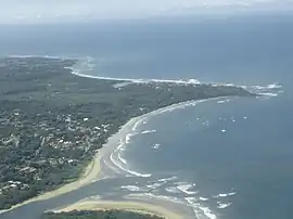 Ort und Strand aus der Luft