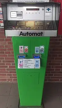 Ein Tankautomat älterer Bauart an einer deutschen Tankstelle