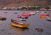 Fischerboote im Hafen von Tarrafal, São Nicolau (Kap Verde), von der Abendsonne beschienen