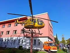 Hubschrauber und Rettungswagen als Blickfang