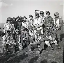 Israelische Soldaten der Fallschirmjäger-Brigade im Jahr 1955 auf der Tel Nof Airbase