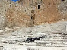 Treppen an der Südseite durch die Tirza und Thomas den Tempel betreten