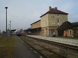 Bahnsteigansicht mit Empfangsgebäude (2014)