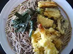 Tempura mit Soba-Nudeln (hier u. a. mit frittierten Garnelen und versch. Gemüsesorten)