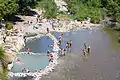 Der Farma bei Bagni di Petriolo, wo Menschen im Thermalwasser baden, das dort in den Fluss fließt