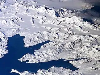 Die Cumberland Bay mit ihren Seitenarmen (v. l. n. r.) Cumberland East Bay, Moraine Fjord und Cumberland West Bay