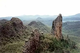 Breadknife, ein freigelegtes Ganggestein mit einer Höhe von fast 100 Metern in der Warrumbungle Range