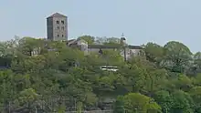 The Cloisters vom gegenüber liegenden Ufer des Hudson gesehen