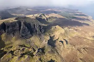 The Storr (höchster Punkt der Abbruchkante) und The Old Man of Storr (Felsnadel, mittig im Bild)