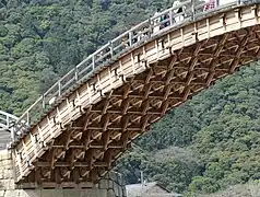 Holzbogen von unten im Detail und Flusspfeiler