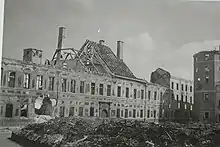 Blick von der Herzog-Max-Straße auf die Maxburgstraße mit der im Krieg zerstörten Maxburg. Im Vordergrund die zerstörte Hauptsynagoge