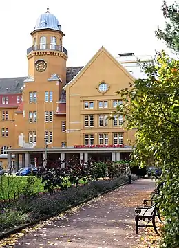 Theater an der Parkaue mit Schriftzug von 2005 (rechte Seite).Der Turm gehört zur Hochschule für Schauspielkunst; Aufnahme von 2007.