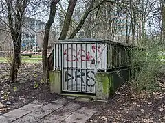 Einer von zwei Tiefbunker-Zugängen im Park