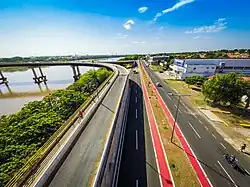 Avenida Piauí in Höhe der Ponte da Amizade (Freundschaftsbrücke)