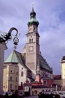 Kirche St. Nikolaus im historischen Zentrum von Hall