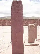 Subsidiäre Stele im Yaya-Mama-Stil Nr. 15 (vorderste), die halbunterirdischen Tempel in situ vorgefunden wurde.