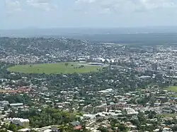 Blick auf Port of Spain. Hinten Mitte: Laventille