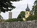 Burg- und Kirchturm hinter der Stadtmauer