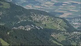 Blick auf Torgon vom Tour de Don.In der Mitte des Bildes die Ortschaft Torgon,rechts unten die Ortschaft Revereulaz