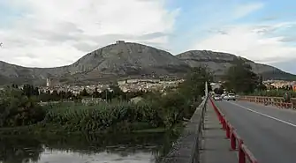 Lage der Burg im Montgrí-Massiv, vom Ter aus gesehen