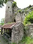 Turm und Reste der Ostfassade der Burgruine