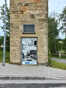 Trafoturm Holtershausen von 1923 mit historischen Motiven