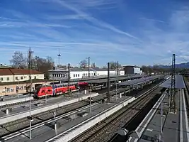 Ostansicht des Bahnhofs