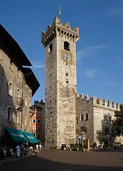 Die Nord- und Westseite des Torre Civica mit angrenzenden Palazzo Pretorio