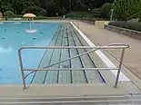 Treppe in ein Nichtschwimmerbecken