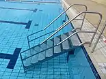 Treppe in ein Schwimmerbecken