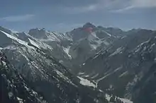 Kratzer (Felsberg im linken Bereich des Bildes) vom Vorderen Riffenkopf. Der Berg über dem Gleitschirm ist die Trettachspitze