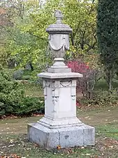 Trier-Denkmal hinter der ehem. Frauenklinik