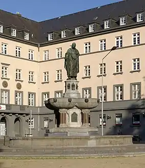 Balduinbrunnen vor der Reichsbahndirektion