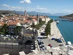 Blick von der Burg auf die Uferpromenade