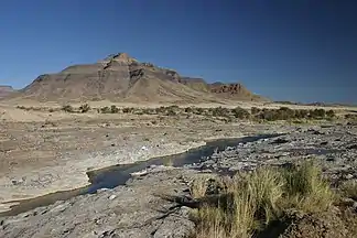 Berg in den Tsarisbergen mit dem Tsauchab-Rivier im Vordergrund