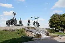 Das monumentale Nibelungendenkmal in Tulln mit einem Brunnen von Hans Muhr