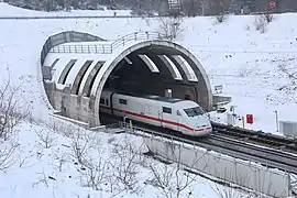 Südportal (2018) mit seitlichen Öffnungen zur Vermeidung des Tunnelknalls