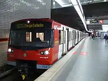 Fahrzeug der Baureihe DT3 derU-Bahn Nürnberg mit ausgefahrenen Schiebetritten