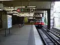 Bahnsteigebene mit U-Bahnzug vom Typ DT3