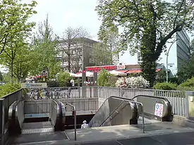 Südöstlicher Eingang des U-Bahnhofs an der Feuerbachstraße, Ecke Bockenheimer Landstraße – Blick nach Nordwesten