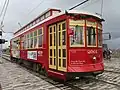 Canal Street Car, rot mit gelbgoldenen Fensterrahmen und Türen