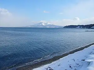 Uchiura-Bucht bei Yakumo mit Blick nach Südosten auf den Hokkaidō-Komagatake